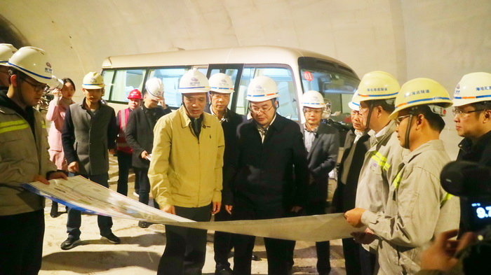 0121【工程公司】省委常委、市委書(shū)記胡昌升檢查海滄隧道安全生產(chǎn)工作-1_調整大小.jpg